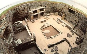 Neolitický dům včetně pozůstatků nábytku, Skara Brae (Orknejské ostrovy, dnešní Skotsko)