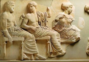 Fragment řeckého reliéfu znázorňující bohy Poseidona, Apolla a Artemis na dobových stoličkách